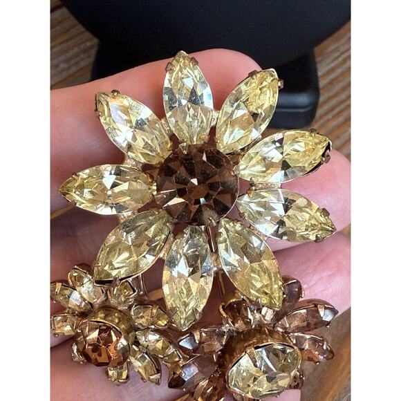 Vintage REGENCY Unmarked Bold Jonquil Topaz Cluster Rhinestone Flower Brooch - Picture 10 of 14
